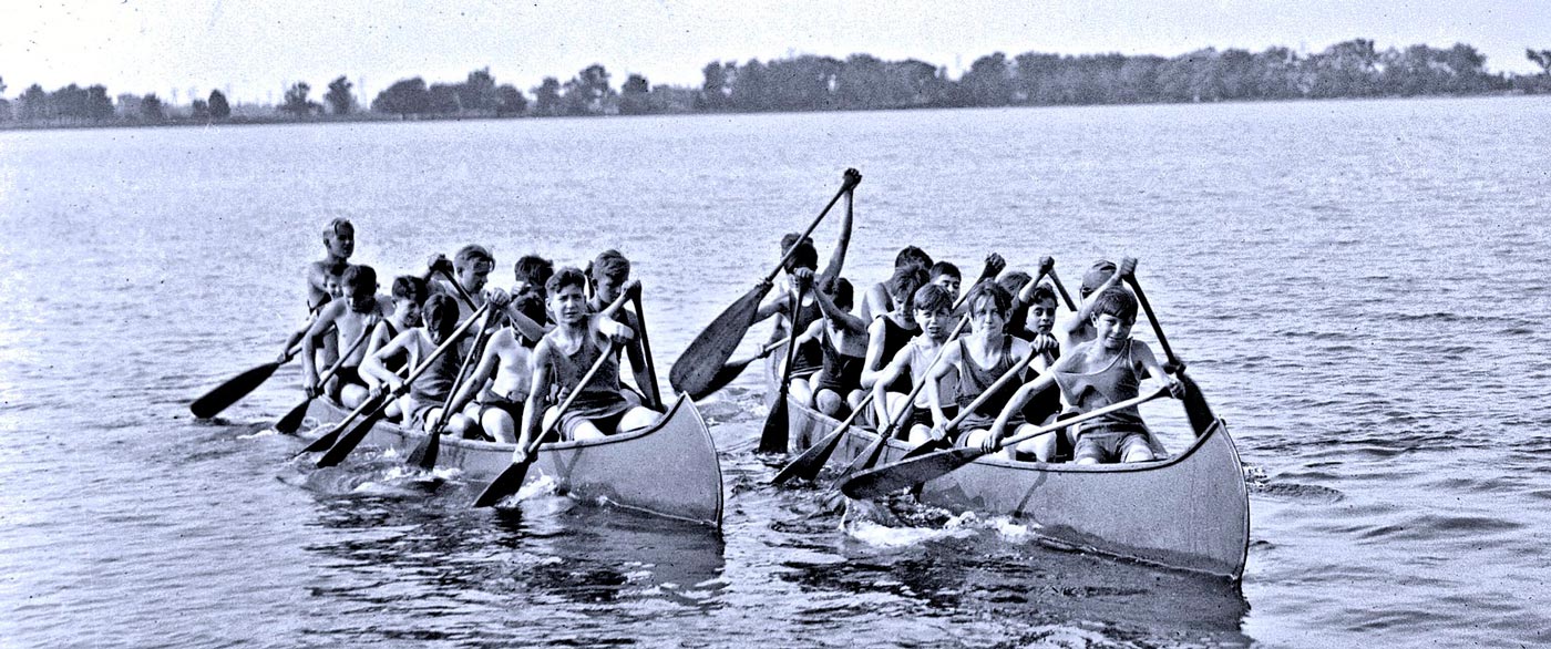 Boys in canoe race (Мальчишки в гонке на каноэ)