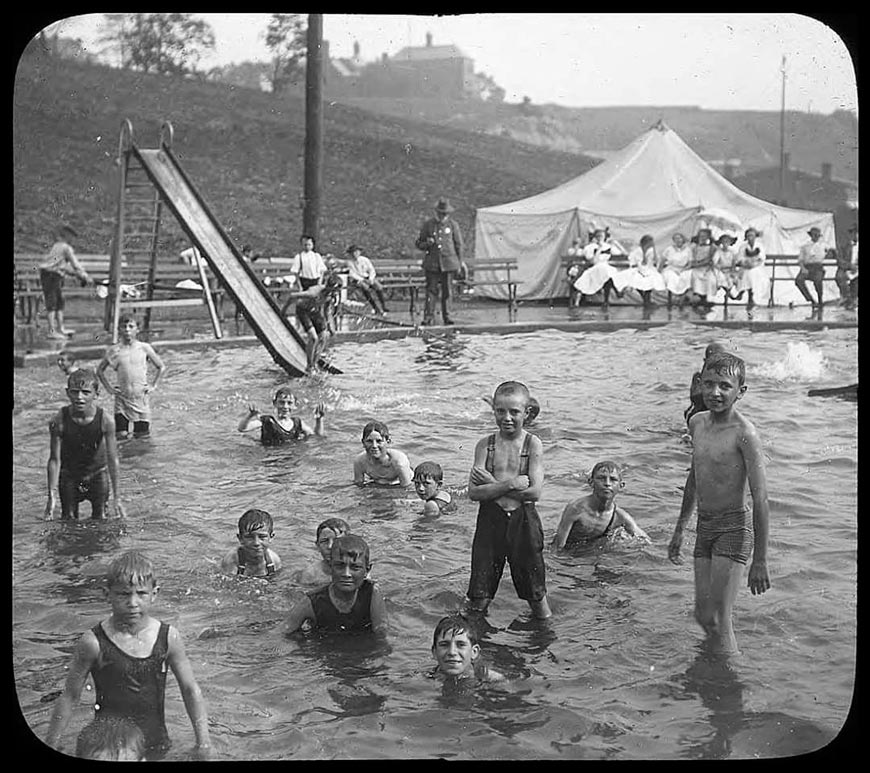 Children swimming in Inwood Park pool (Дети плавают в бассейне Инвуд-парка)