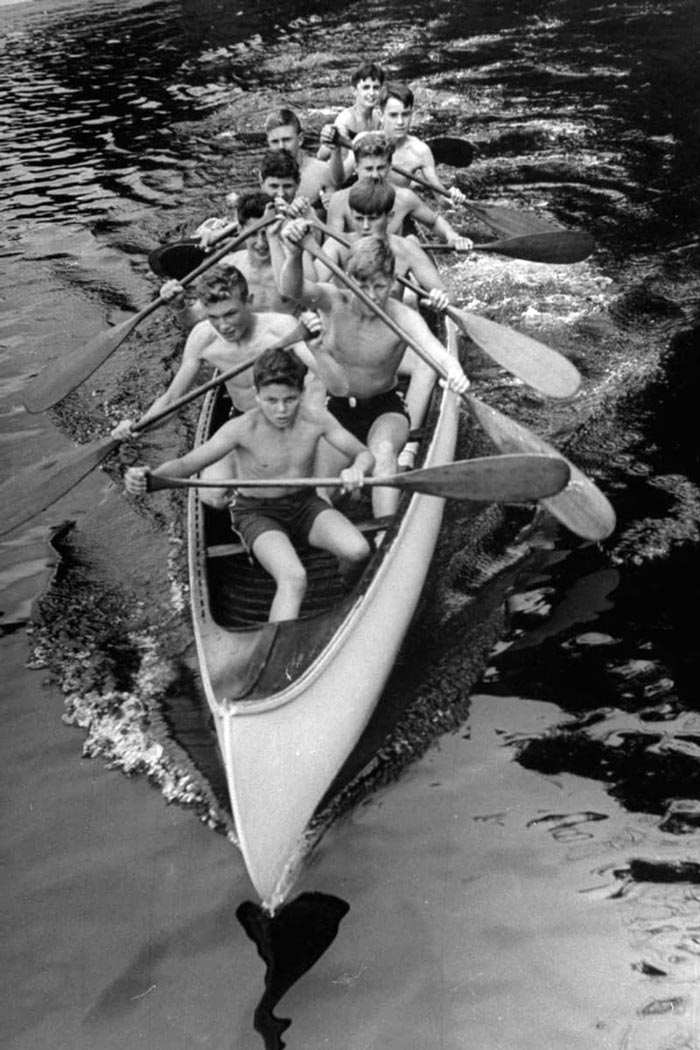 Campers canoeing (Каноисты из летнего лагеря), 1946