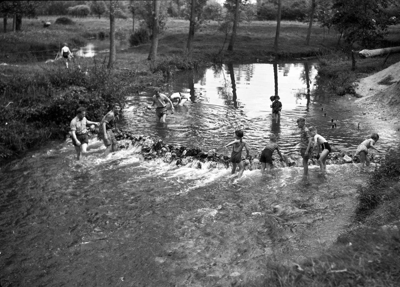 Afbeelding van spelende kinderen in de Geul (Дети, играющие в реке Геул), 1954