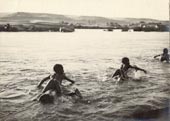 Children bathe in the Nile / Дети купаются в Ниле