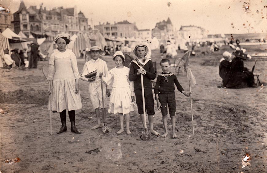 Ready for the beach (Готовые к пляжу), 1910