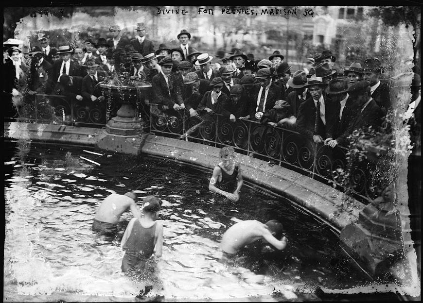Diving for pennies, Madison Sq. (Погоня за пенни, Мэдисон-сквер), 1915-1920