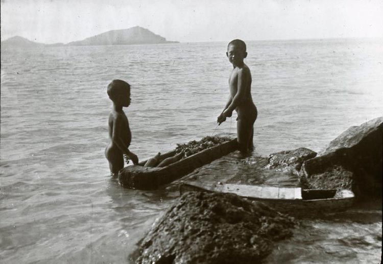 Two boys standing in the water, with a hollowed out log of wood (Два мальчика, стоящие в воде с выдолбленным бревном), 1921-1923