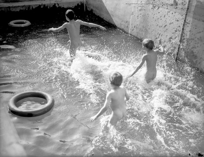 Cook A. - At Roaks Hill House naked children - sons of officer pilots killed in action - playing with rubber rings in a swimming pool  (В доме Роукс-Хилл голые дети - сыновья офицеров-пилотов, погибших в бою - играют с надувными кругами в бассейне), 1940