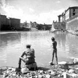 Un soldato britannico pesca nell’Arno accanto a un bambino (Британский солдат ловит рыбу в Арно рядом с ребенком