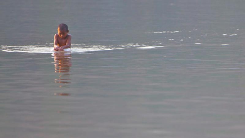 Small boy swimming with some floating refuse (Маленький мальчик купается среди плавающего мусора), 2010