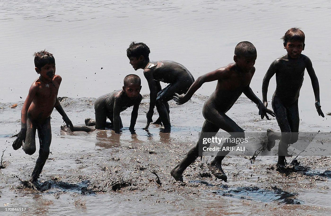 Children play in the mud at the Ravi river (Дети играют в грязи у реки Рави), 19 June 2013