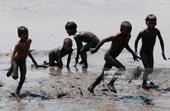 Children play in the mud / Дети играют в грязи