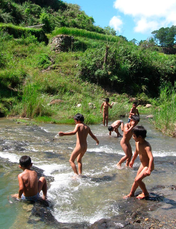 Children playing in the river (Дети, играющие в реке)