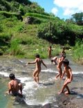 Children playing in the river / Дети, играющие в реке