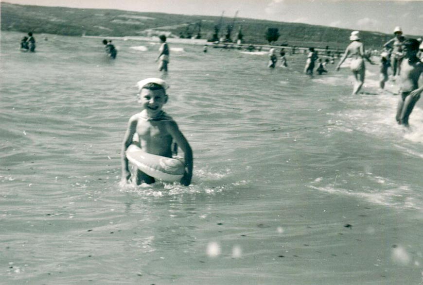 A naked boy bathing in the Black Sea (Голый мальчик, купающийся в Чёрном море) 