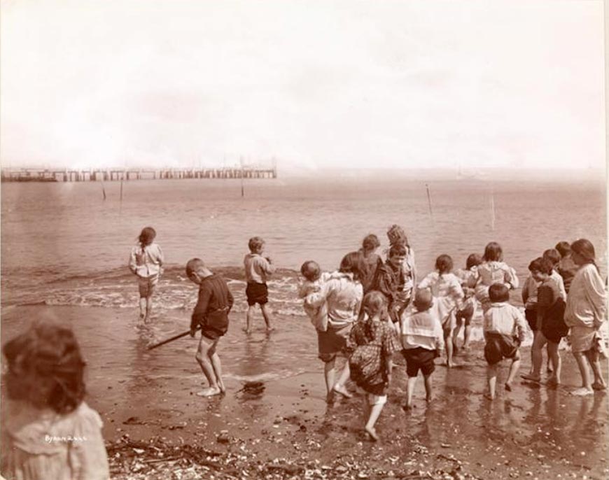Children from the Seaside Hospital for Children playing on the beach (Дети из детской больницы Сисайд играют на пляже), 1896