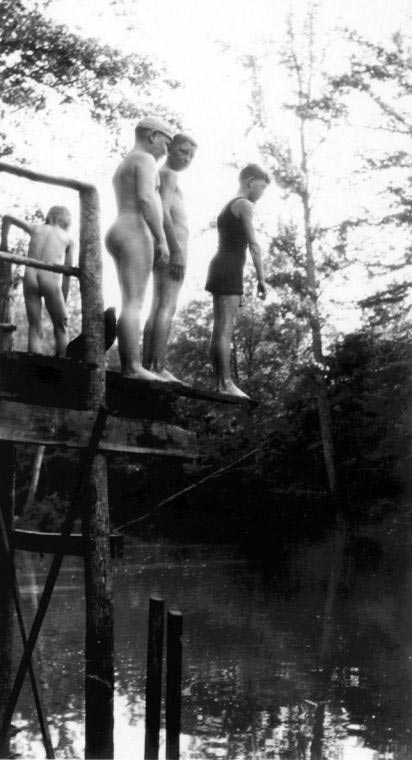 Swimming at YMCA Camp (Плавание в лагере ИМКА), 1910