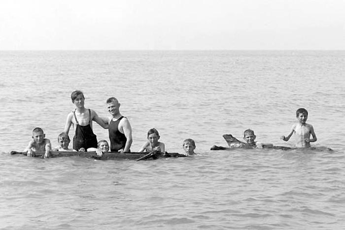 Young boys go swimming (Мальчишки собираются купаться), c.1915