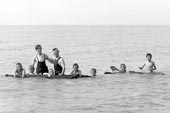 Young boys swimming / Купающиеся мальчишки
