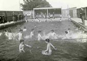 Diving in the swimming pool / Ныряние в бассейне
