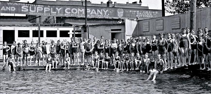 Boys swimming at the South Side pool (Мальчики плавают в бассейне на южной стороне города), 1924 