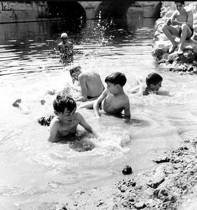 Enfants se baignant dans la Seine (Дети, купающиеся в Сене), 18 July 1945
