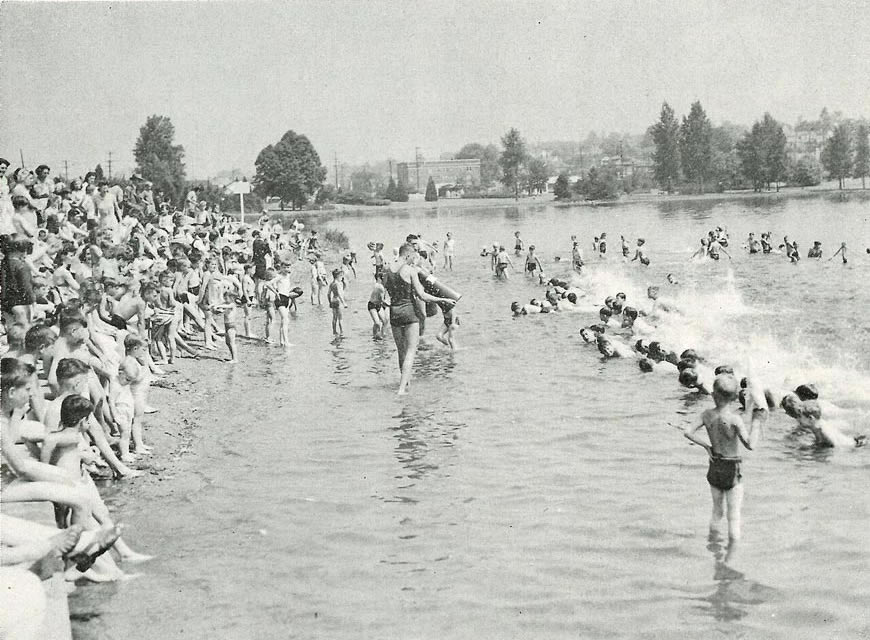 A lakefront (Побережье озера), 1945