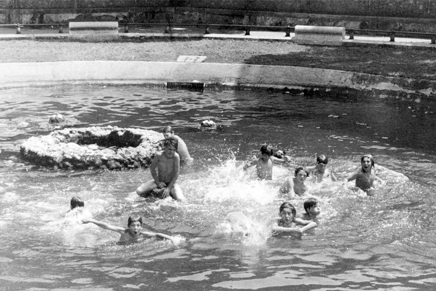 Neapolitan boys bathing in the Fountain of Molosiglio (Неаполитанские мальчики купаются в фонтане Молосильо),1950s