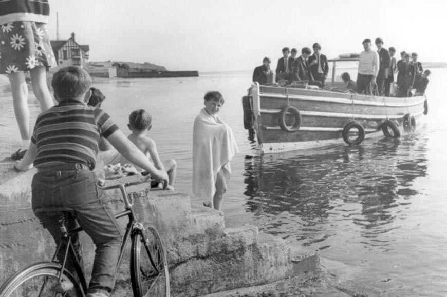Portaferry boys at St.Patricks High School, crossing Strangford Lough on the ferry 'Jacqueline' (Ученики из Портаферри (школа Сент-Патрик) пересекают залив Странгфорд-Лох на пароме «Жаклин»), 1969