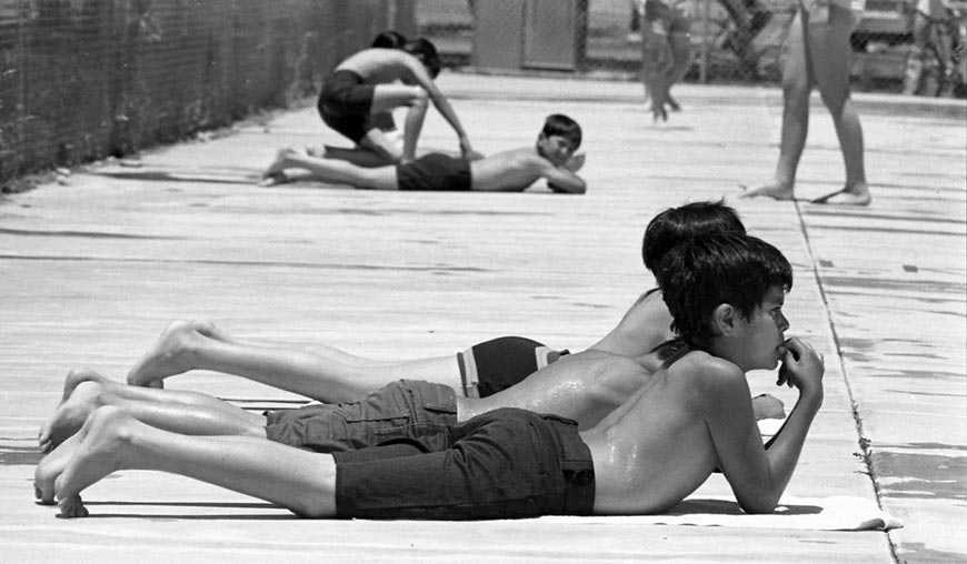 A couple of guys hang out at the Mission Manor Pool on the first day the pool is open for the summer (Двое мальчиков валяются у бассейна Mission Manor в первый день его открытия в новом летнем сезоне), 21 May 1977