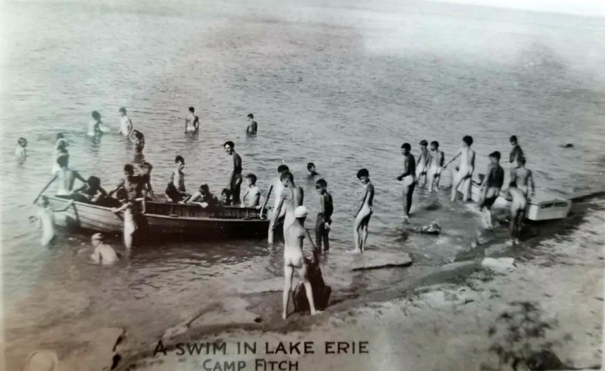 A swim in Lake Erie, Camp Fitch (Купание в озере Эри, лагерь «Фитч»)