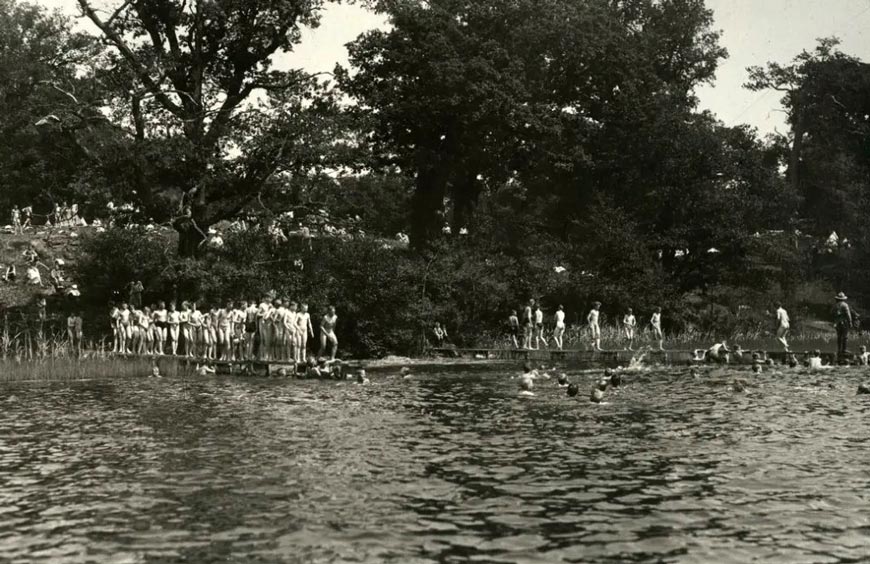 Swimming at YMCA Camp (Плавание в лагере ИМКА), 1910