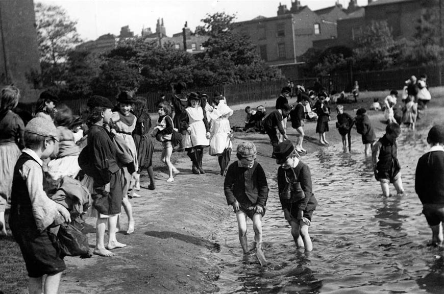 Children paddling at Lambeth palace (Дети плещутся у Ламбетского дворца), c.1890