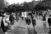 Children paddling at Lambeth palace / Дети плещутся у Ламбетского дворца