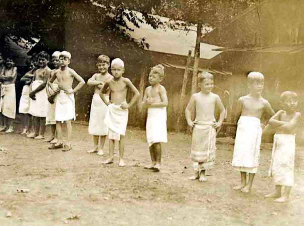 Boys lining up for showers (Мальчишки в очереди к душу), 1936-1937