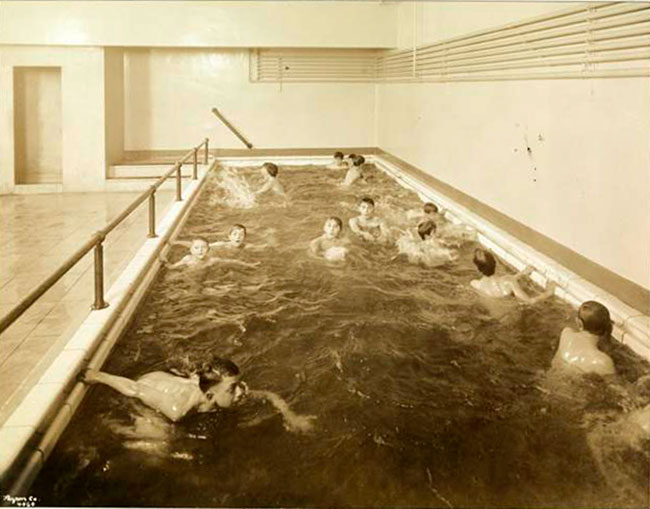 Boys' Swimming Class in Pool (Урок плавания в бассейне), 1926