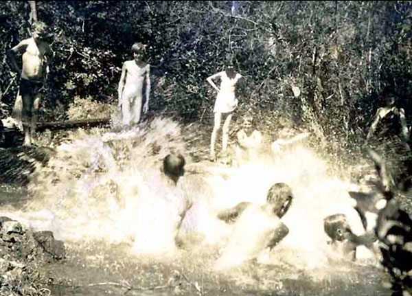 Skinny dipping at a YMCA summer camp (Купание голышом в летнем лагере YMCA), 1910