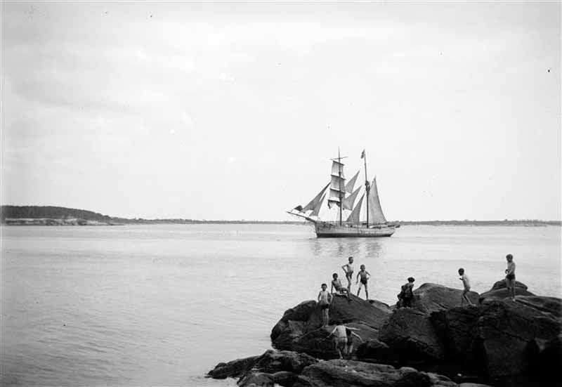 Bateau et enfants sur des rochers (Шлюп и дети на скалах)