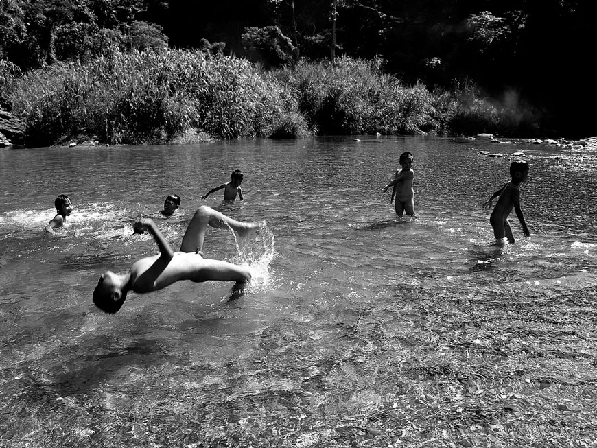 Boys enjoy the water (Мальчишки наслаждаются в воде), 2006