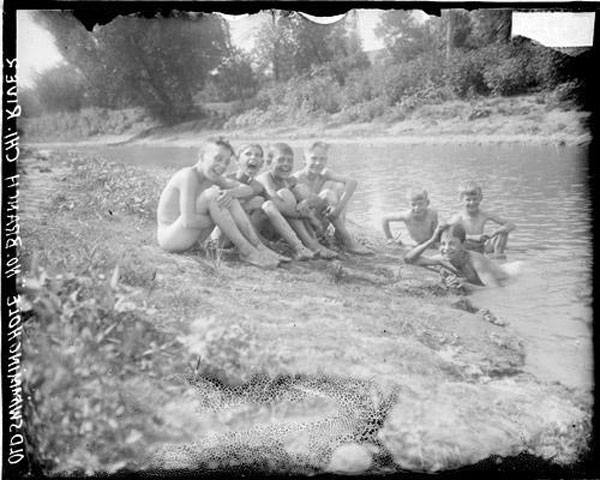 Young boys fishing crabs, swimming and sitting on north branch bank (Мальчики ловят крабов, плавают и сидят на северном берегу), 1919