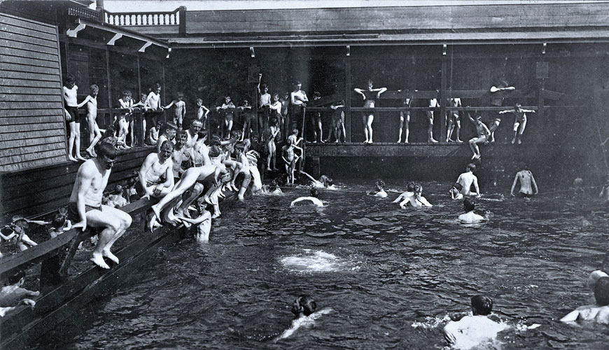 In free bath at the Battery (Бесплатное купание в Баттери), c.1908