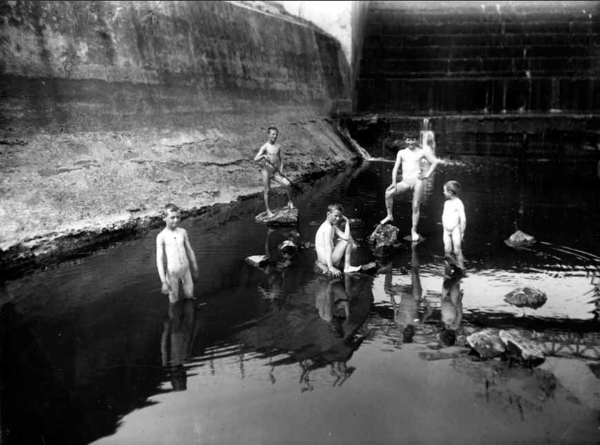 Five boys bathing and fishing in the water (Пять мальчиков купаются и рыбачат ниже плотины на реке Торренс), 1913