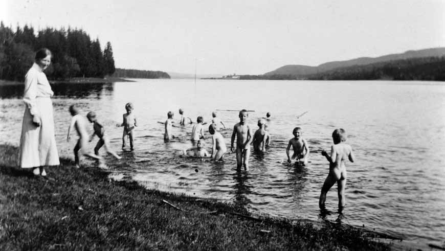 Barn bader i mjøsa, dame overvåker (Дети купаются в озере Мьёса, дама наблюдает), 1946