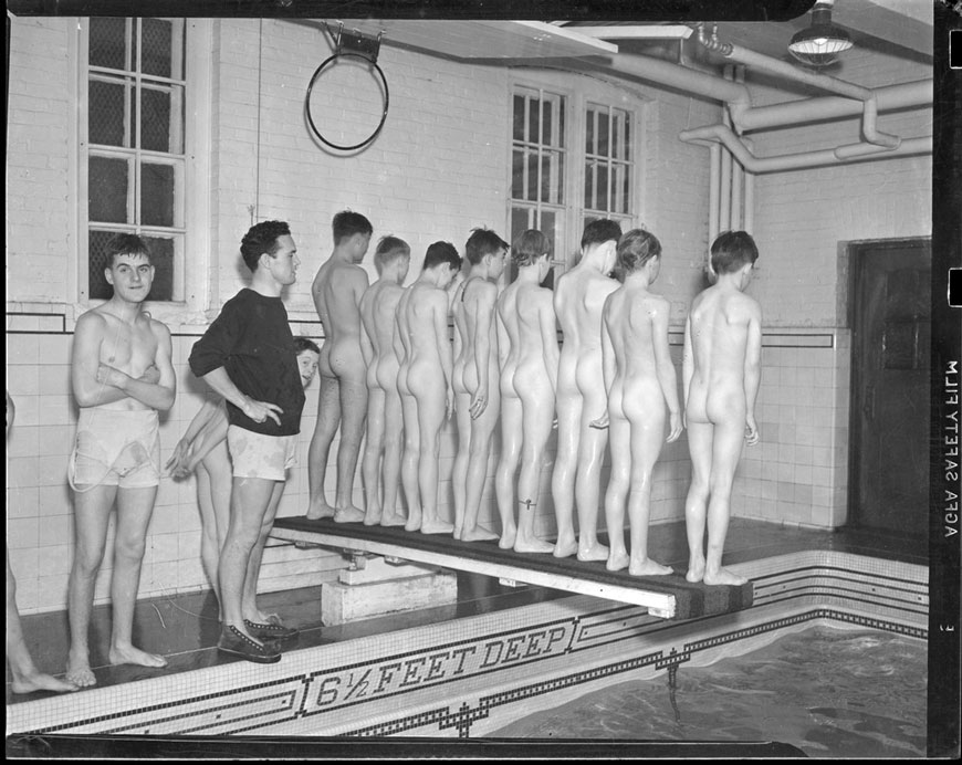 Row of naked boys stand on diving board at indoor pool (Ряд голых мальчиков, стоящих на трамплине в крытом бассейне), 1934