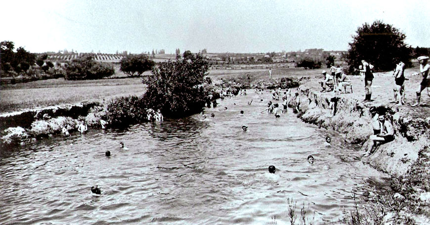 Boys from Barlow Berry Farms at the swimming hole (Мальчики из Барлоу Берри Фармс у пруда), c.1910