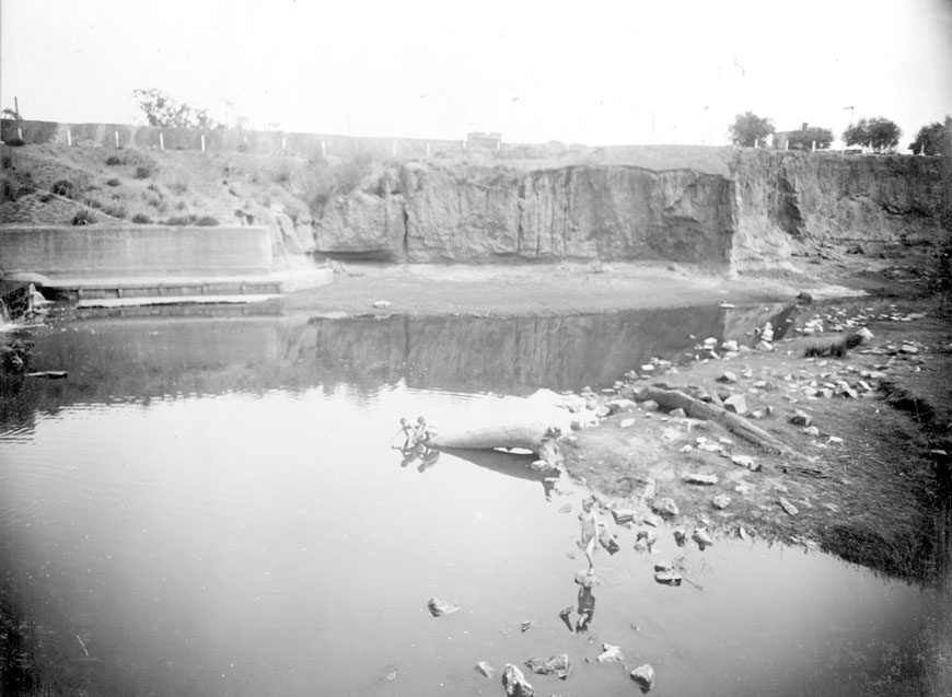 Boys fishing below the Torrens weir (Мальчики, рыбачущие ниже плотины на реке Торренс), c.1913