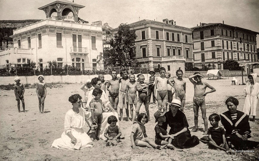 Bambini e villeggianti sulla spiaggia (Дети и отдыхающие на пляже), 1915