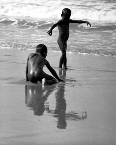 Children, one in zorba-like dancing pose (Дети, один в позе танца зорба), XX 