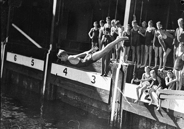 Boy diving in an Australian swimming pool (Мальчик ныряет в бассейн), 1935