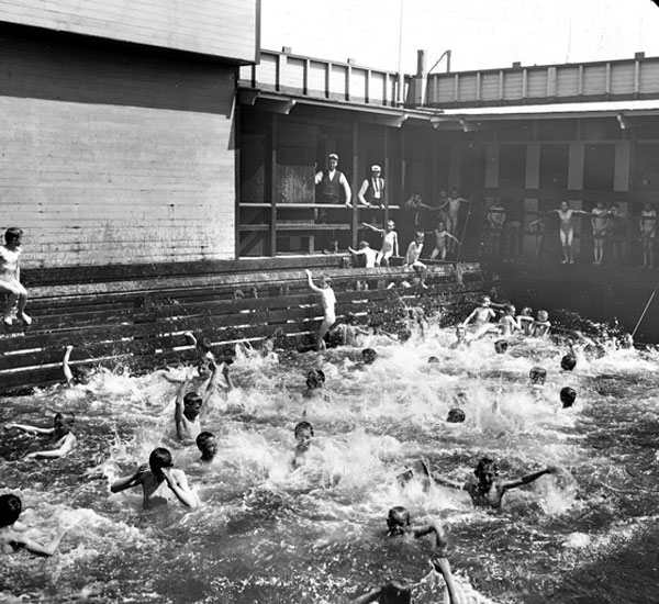 Boys Swimming Pool (Мальчики купаются в бассейне), c.1900