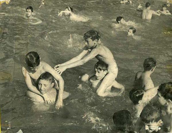 Boys having fun in the water (Мальчики, наслаждающиеся в воде), 1950s