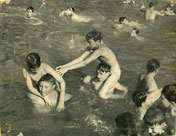 Boys having fun in the water / Мальчики, наслаждающиеся в воде