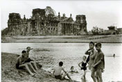 Swimming near the Reichstag / Купающиеся близ Рейхстага